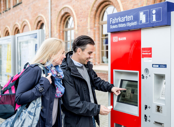 Pärchen vor Fahrkartenautomat Pärchen vor Fahrkartenautomat
