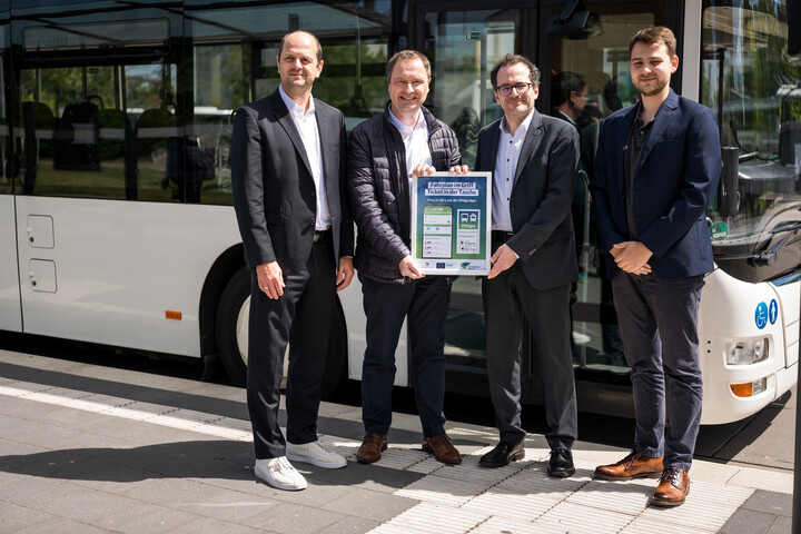 Gemeinsam mit dem Geschäftsführer der DVV, Dino Höll (links) und Matthias Müller-Pittermann (2.v.l.), DVG, machten Peter Panitz (2.v.r.), Geschäftsführer der NASA GmbH und Tim Baldauf, persönlicher Referent von Ministerin Dr. Lydia Hüskens, eine Probefahrt durch Dessau und testeten dabei die DVGgo-App. Fotograf: Oliver Harloff.