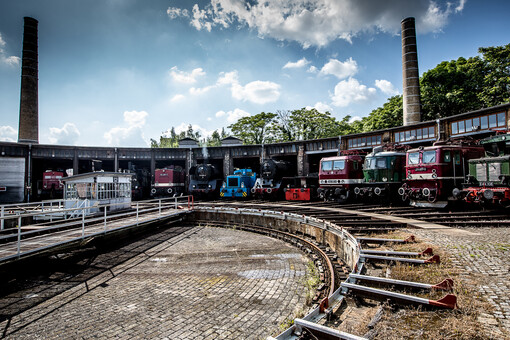 Bild eines Lokschuppens mit historischen Lokomotiven im Bahnmuseum Halle