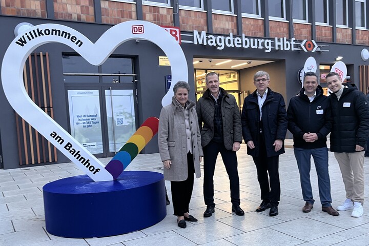 Eröffnung Kölner Platz Eine Frau (Lydia Hüskens) und vier Männer stehen vor dem Seiteneingang des des Magdeburger Hauptbahnhofs am kölner Platz.