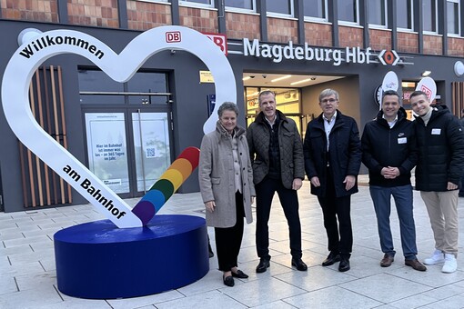 Eröffnung Kölner Platz Eine Frau (Lydia Hüskens) und vier Männer stehen vor dem Seiteneingang des des Magdeburger Hauptbahnhofs am kölner Platz.