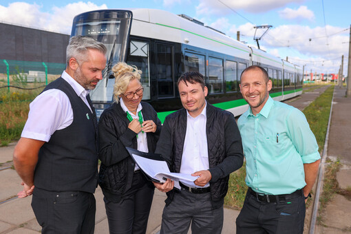Die Ausbilder Steven Rausch, Sabine Thalmann, Kristian Mielke und Robert Jerke vor der neuen Flexity-Straßenbahn.