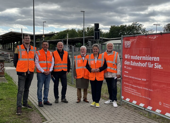 Fünf Männer und eine Frau, unter ihnen Ministerin Hüskens, Danny Derbe und Michael Kruse stehen in orangen Warnwesten vor einem Bauschild