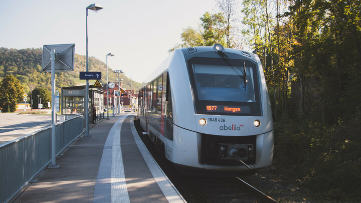 Wartender Abellio am Bahnsteig