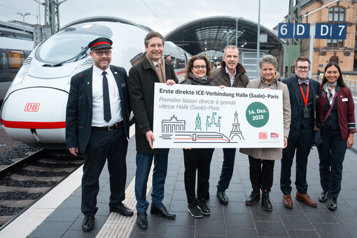 Drei Frauen und vier Männer stehen an einem Gleis vor einen ICE. Sie halten ein Schild mit der Aufschrift: Erste direrkte ICE-Verbindung Halle (saale)-Paris