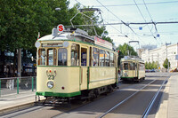 Zwei historische Straßenbahnwagen der Magdeburger Verkehrsbetriebe fahren in die Haltestelle Allee-Center ein.