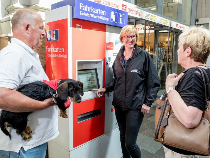 © andreaslander.de Senioren vor einem Fahrkartenautomat mit Frau Havemann